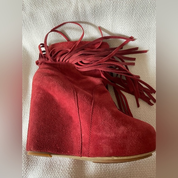 Koolaburra Red Suede Fringe Ankle Boots - Picture 12 of 12